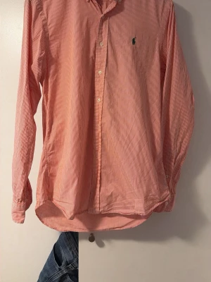 Raulph lauren slim fit - Snygg somrig skjorta som är luftig och väldigt bekväm i värmer . Med sin halvt rosa/ röda färg med vita sträck är den riktigt fräsch till sommarn. Nypris 1600kr hör av er vid frågor