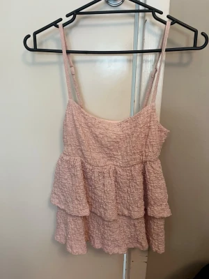 Topp - Hej! Säljer denna toppen från Gina Tricot då den inte kommer till användning. Den är i mycket bra skick och endast använd fåtal gånger. 🥰