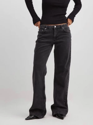 Jeans från NA-KD - Gråsvarta jeans från NA-KD i storlek 38. De är endast testade, men säljer då jag tycker färgen är lite för ljus