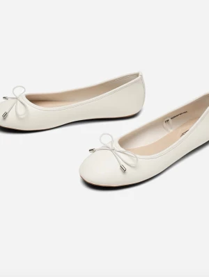 Vita ballerinaskor - Vita ballerinaskor från din sko. Dom är aldrig använda då jag köpte fel storlek och tog inte kvitto. Skriv vid intresse 