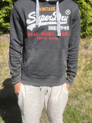 Mörkgrå Superdry hoodie - Superdry Hoodie  Säljer min Superdry hoodie i fint skick. Bekväm passform och perfekt för både vardag och fritid.  📦 Snabb frakt ✅ Bra skick 💯 Äkta Superdry  Storlek: -  #superdry #hoodie #superdryhoodie #streetwear #fashion #mode #vinted #plick #sweater #hooded #casual #trend #unisex #kläder #sälj #secondhand #vintage #premium #outfit #streetstyle #designer #bekväm #stilren #fynd #snabbfrakt #brand #hoodies #fashionstyle #wardrobe #clothing
