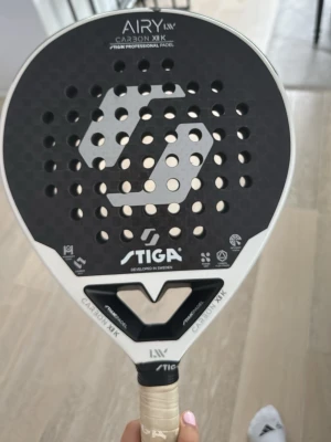 Stiga Airy Carbon XI padelracket - Säljer ett Stiga Airy Carbon XI padelracket i svart och vitt med hexagonmönster och perforerad träffyta. Priset är diskuterbart. Inga sprickor. Ramskydd finns redan.