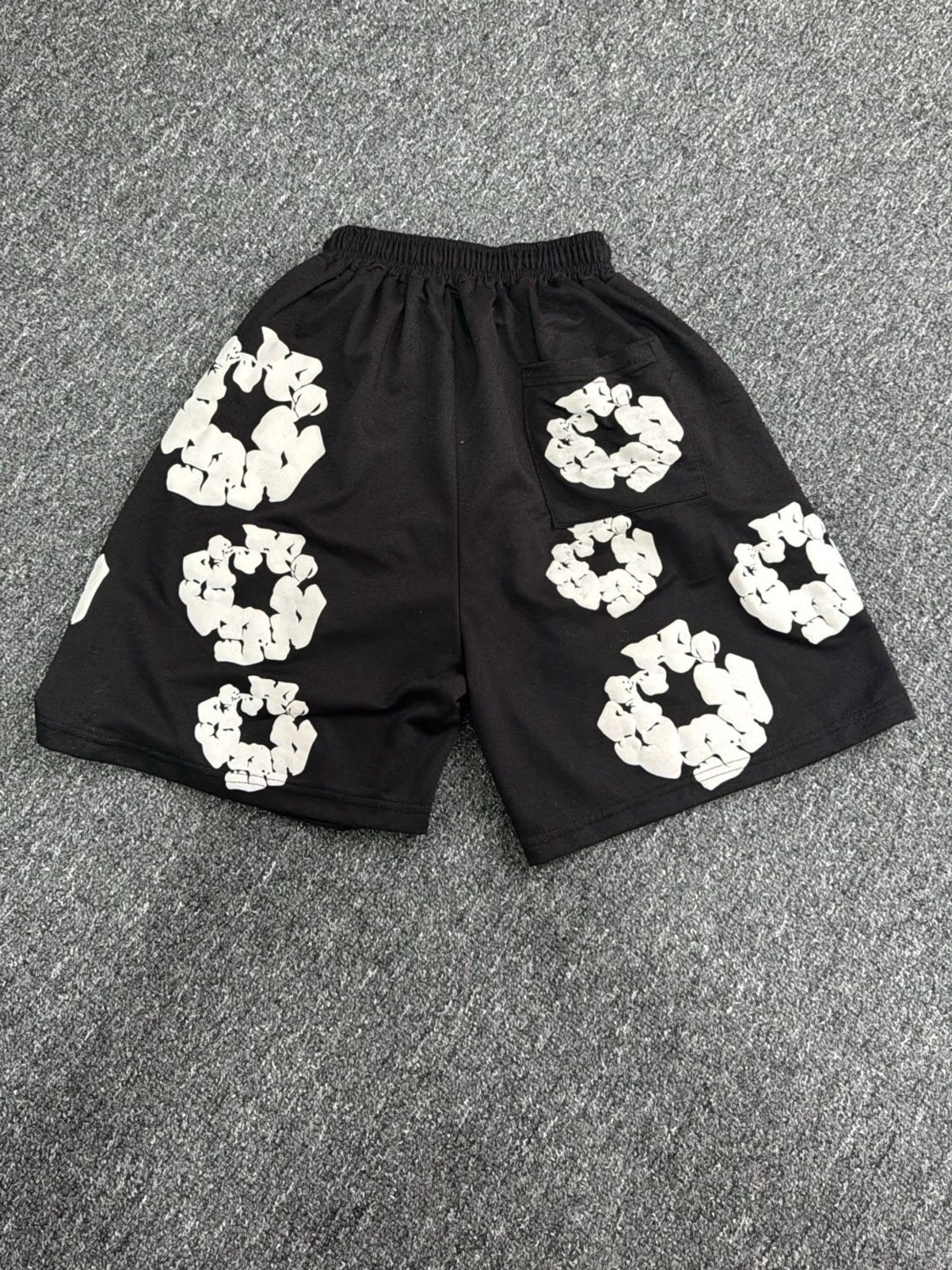 Svarta shorts med vita blommönster - 1