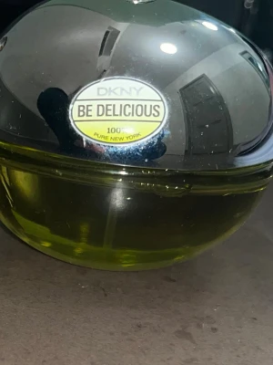 DKNY Be Delicious parfym 100 ml - Fräsch parfym från DKNY, Be Delicious, i en rund, äppelformad flaska med metalliskt silverlock och grön glasbotten. Flaskan rymmer 50 ml och har en modern, urban design som sticker ut på hyllan. Perfekt för dig som gillar fruktiga och fräscha dofter. Näst intill helt oanvänd 💗