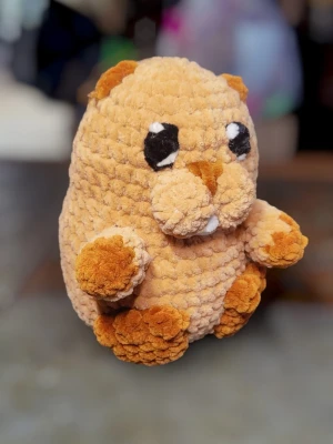 Mjukisdjur bäver beige och orange - Säljer ett gulligt mjukisdjur i form av en bäver. Den är beige med orange tassar, svans och öron. Ögonen är broderade i svart och vitt och den har en liten tand framtill. Tillverkad i mjukt, fluffigt tyg som känns skönt att krama.