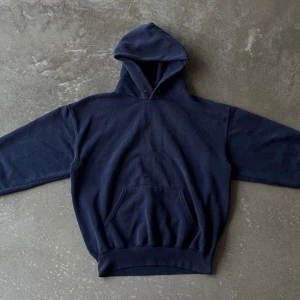 Vintage marinblå Hoodie / Luvtröja – Boxig passform - Minimalistisk marinblå luvtröja i tyngre bomullskvalitet utan tryck eller loggor. Boxig passform med nedhasade axlar (drop shoulders) och känguruficka på magen.  Storlek M men är liten i passformen, snarare S.