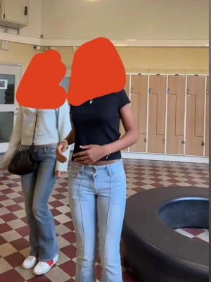 Ljusblå bootcut jeans - Säljer ett par ljusblå jeans med bootcut passform och klassisk femficksdesign. Jeansen har låg midja och är tillverkade i ett denimtyg. Perfekta för en avslappnad och stilren look.