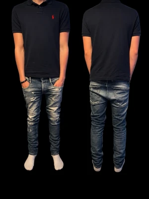 Replay anbass  - Tja säljer nu dessa ljusblåa Replay anbass i storleken 32/32 sjukt snygg fade och snygga slitningar, modellen är 180cm, 67kg