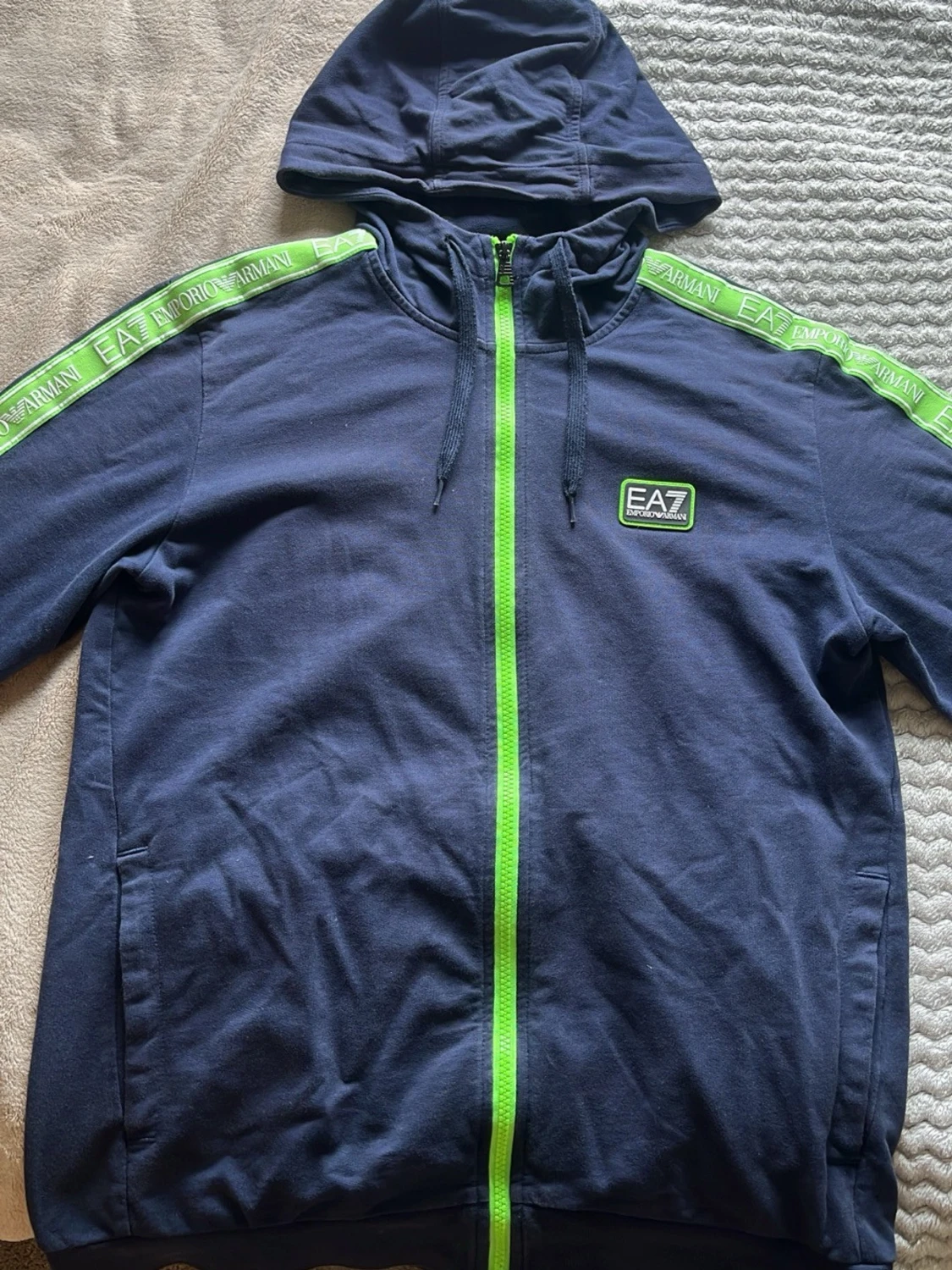 Marinblå EA7 hoodie med gröna detaljer - 1