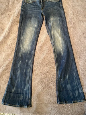 Cheap Monday low waist skinny Bootcut Jeans  - Säljer ett par jättefina blå bootcut jeans med snygga slitningar framtill och baktill. Säljer dom pågrund av att dom är för långa, har försökt sy upp dom men dom kommer inte till användning. Har använt dom ett få tal gånger!💞 