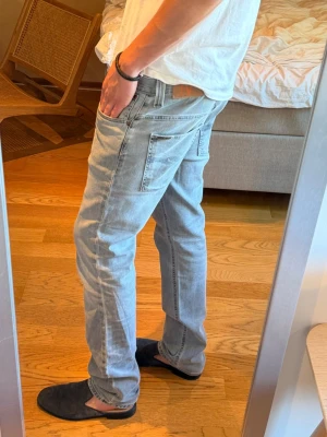 Ljusgrå nudie jeans - Snygg nudies i W34 L34 Thin Finn. Snygga speciellt nu till sommaren. Bra skick  