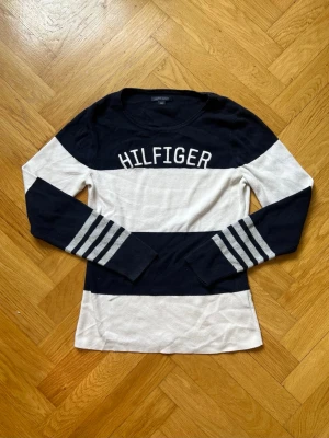 Randig stickad tröja Tommy Hilfiger - Supersnygg tröja som är väldig mjukt passar som oversized