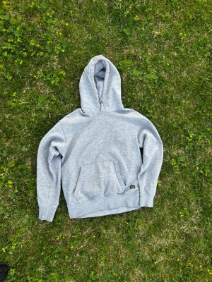 Basic jack & jones hoodie - Säljer en basic grå jack & jones hoodie då den är för stor och ej kommer till användning. Det står inte storlek på den men jag upplever den som storlek S. Pris kan absolut diskuteras.