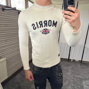 Stickad tröja med tryck - Mycket fint skick, inga defekter. Nypris ca 1500kr. Passar dig som är 170-180cm ungefär. Storlek M men sitter som S. Modellen är 185 cm, 75 kg. Skriv för mer information!🤝 