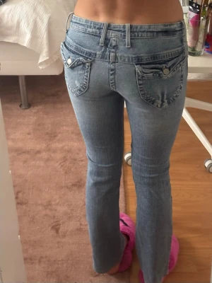 Lågmidjade bootcut jeans - Midjemått: ca 39 cm rakt över 💓 Innerbenslängd: 76 cm 💓 Defekt (se bild 7) som går att laga men har tyvärr inte tillgång till symaskin 🤗 För korta på mig som är 175 men är bootcut! Jätte snygga fickor där bak också 💓
