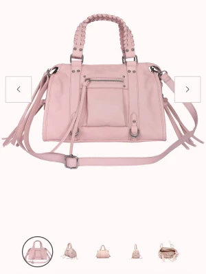 Ljusrosa handväska med flätade handtag - Säljer min Amor city bag-Belle💕 Ordinarie pris är 899kr, skriv gärna för fler bilder💕(pris kan diskuteras)