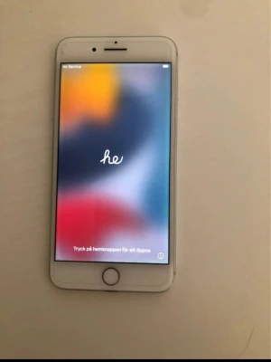 iPhone 7 Plus silver 32GB - Säljer en silverfärgad iPhone 7 Plus med 5,5-tums skärm och dubbla bakre kameror. Telefonen har en klassisk rund hemknapp och är tillverkad i aluminium. Perfekt för dig som vill ha en stilren och pålitlig smartphone från Apple.