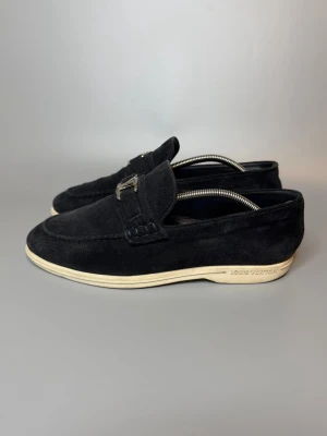Louis Vuitton Loafers - ‼️VI TAR EJ BYTEN‼️ Louis Vuitton Loafers | Skick: 8/10 | Storlek 6 motsvarar EU 40-41  | ingår Skopåse vid köp! | Fraktar inom 24H efter köp på köparens bekostnad 📦💨 | Hör av dig vid minsta fråga eller fundering 