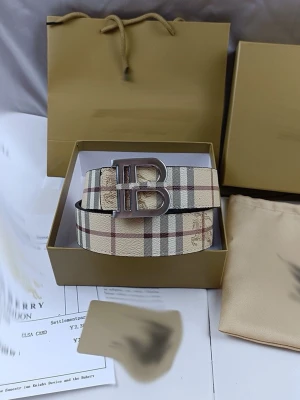 Reversible Burberry bälte - Biege/svart reversible burberry bälte med silverspänne. (ALLA STORLEKAR FINNS)              🚨lång leveranstid🚨