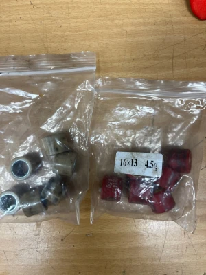 Viktrollers 16x13 4.5g och 5,2 till slider. - Två påsar med viktrollers till slider, ena påsen innehåller röda rollers av märket OZY&CY, 16x13 mm och 4.5g. Andra påsen innehåller metallfärgade rollers utan synligt märke. Perfekt för dig som vill att din slider ska gå lättare eller justering av variator.