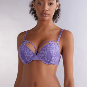 Intimissimi superpushup-behå - Slutpris! Säljer denna bh från det italienska märket intimissimi i modellen ”Superpushup-behå Elettra Secret Party”, den är använd 1 gång. Väldigt fin och vårig färg samt i ett ordentligt material. Modellen säljs inte längre. Mer info hittar du i min bio😊.