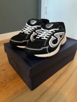 Svart vita b30 - Ett par svart vita b30 som är helt nya och perfekta för chill och träning kommer med box och ett bi!
