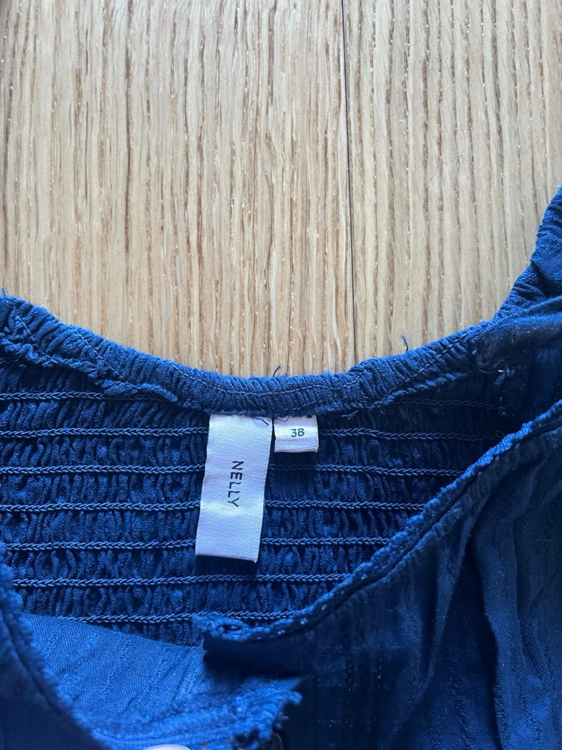 Mörkblå blus med puffärm och volang - 2