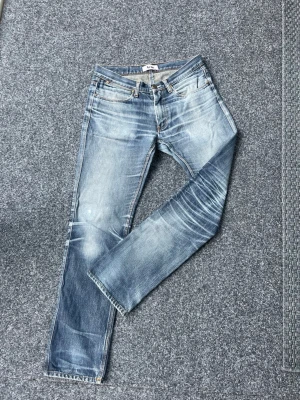 Acne Max Raw - Galet snyggt inslitna raw denim från Acne studios. Dom har vart med i många år och därav fått en unik look med genuina slitningar, (se sista bild för hur dom såg ut i början). Byxorna är av en äldre slim straight modell som heter Max Raw. Byxorna är helt nytvättade och därefter proffesionellt och nästintill osynligt lagade i skrev, knä, ficka, lår och under bakfickorna. Mått; ~ W31-32 L 30 midja: 41cm tvärsöver, Innerben: 81cm, benöppning: 18cm. Då Kom privat för mer info, bilder eller mått ✌️ 