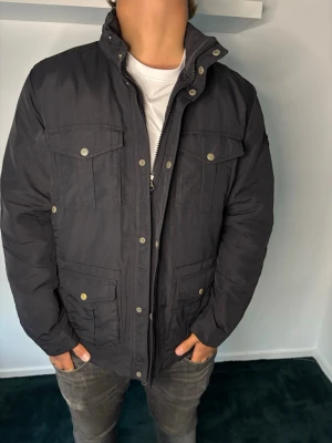 Woolrich Jacka  - Stilren Woolrich jacka!🤩 Modellen är 187 cm lång och väger 70 kg!🤩