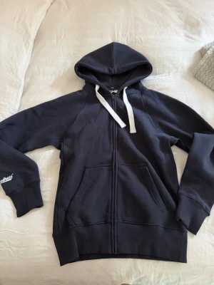 Marinblått Russemerch set - mörkblå hoodie med matchande byxor från Russemerch!