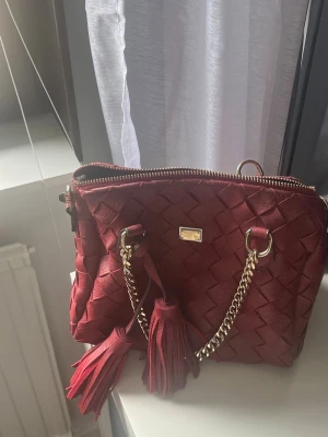 Röd väska  - Supersnygg röd flätad väska❤️ Köpt i Cypern och är i perfekt skick! 