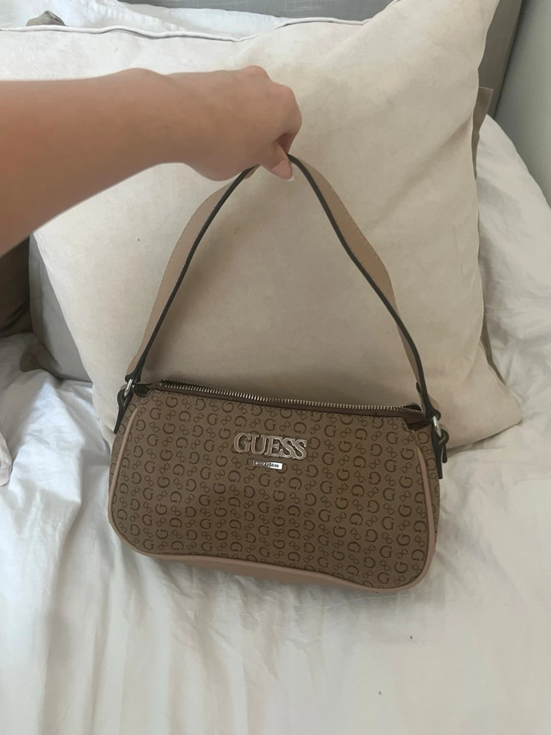 Beige axelremsväska från Guess - 1