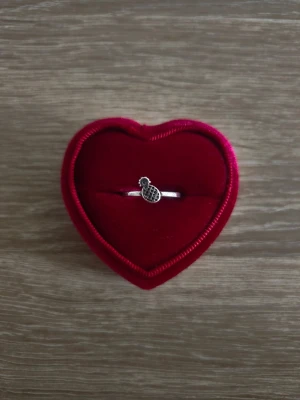 Silverfärgad ring med ananasdetalj - ring i storlek 16,5mm, silverfärgad. 