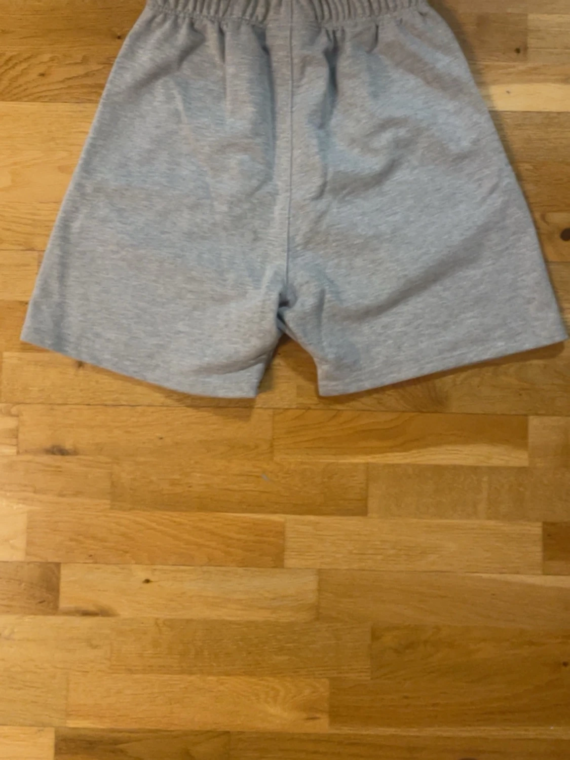 Grå shorts från Essentials Fear of God - 2