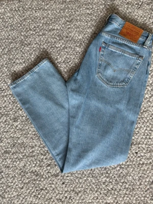 Levi's 501 ljusblåa jeans - Tjena! Säljer ett par tvär feta 501 från Levis. Perfekt som basplagg till garderoben. Har ni några funderingar är det bara att skriva! Priset är ej skrivet i sten.