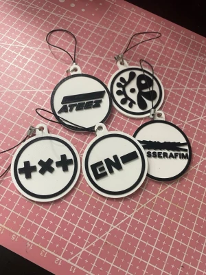 Kpop nyckelringar  - 100% handgjorda av mig! Snälla kontakta innan du trycker på köp nu, ifall de redan har blivit såld på en annan app🫶🏼 kontakta och säg vilken du vill ha! #trinket #y2k #alt #emo #goth #anime #kpop #scene #whimsical #fairy #fairycore #fairygrunge #kawaii #coquette #sanrio #juminocore #shoujo #swag #mlp #mylittlepony #bluelock #saikik #demonslayer #naruto #jujutsukaisen #jjk #txt #cortis #ateez #lesserafim #enhypen