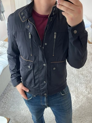Massimo Dutti Field Jacket - Massimo Dutti | Mycket bra skick | Size - M | Pris 799 | Hör av dig vid minsta fråga eller fundering📩