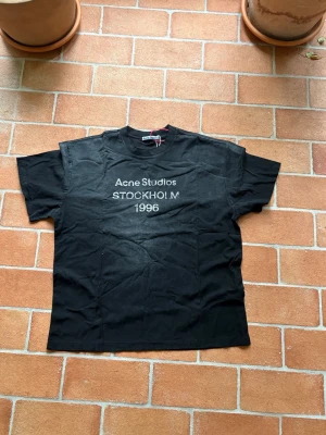 Svart Acne Studios t-shirt - Säljer svart t-shirt från Acne Studios, helt ny