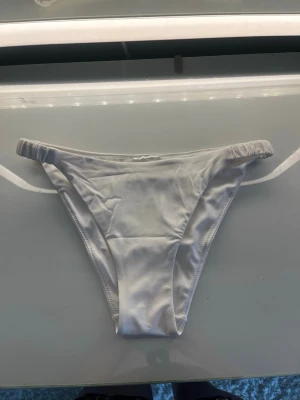 Vit bikini underdel  - Vit bikini underdel, aldrig använd och nyss köpt från hm! Storlek xs