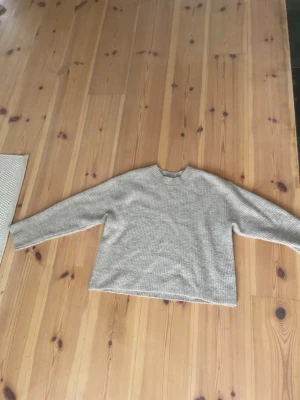 Beige stickad tröja med rund hals - Ljud beige stickad tröja 
