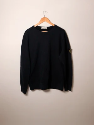 Stone Island tröja - Stone Island tröja, Storlek L, Skick 7/10, regular fit.  Hojta till vid frågor eller funderingar så bemöter vi dig snabbt och professionellt.  /Team Trovata 💛 