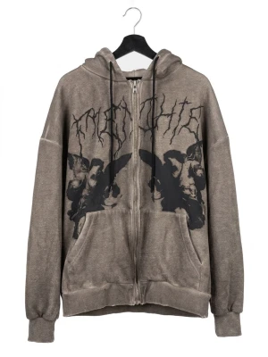Brun oversized hoodie med tryck - Säljer denna sjukt snygga zip-hoodie i grå/beige med grafiskt ängelmotiv och gothic-text! Storlek L men sitter snyggt oversized. I mycket gott skick. Hör av er vid frågor .