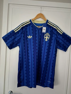 🇸🇪 Sverige VM Bortatröja | Strl XL | Ny med tags | 299 kr - 🇸🇪 Sverige VM Bortatröja – Strl XL  Snygg Sverige VM bortatröja i mörkblå design med klassiska gula detaljer. En stilren och modern landslagströja som passar perfekt för både fotbollsfans och samlare.  ✨ Helt ny med tags kvar 📏 Storlek XL ⚽ Hög kvalitet och bekväm passform 🔥 Perfekt till matchdagar, träning eller vardagsbruk 🇸🇪 Klassisk bortadesign med fina detaljer  Skick: Oanvänd  💰 Pris: 299 kr  📦 Kan skickas eller hämtas enligt överenskommelse.  En riktigt snygg Sverige-tröja för dig som vill 