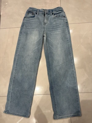 Levi's Stay Loose ljusblå jeans - Säljer ett par Levi's Stay Loose jeans i ljusblå tvätt. De har en relaxed och loose passform vilkey är lite mer åt baggy hållet med raka ben. 