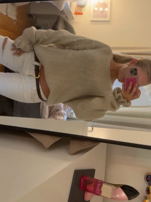 Beige stickad tröja - Mysig beige stickad tröja, bara använd 1 gång. Den är ifrån Paris!🥰köpt för 1000!