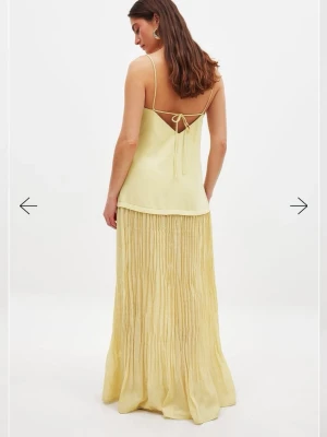 Sheer Plisse Skirt Slip Dress - Supersöt gul slutsåld sommarklänning från Na-kd. Säljer då jag inte fått användning av den😊 Nypris: 800 kr