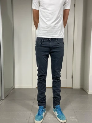 Replay Anbass Hyperflex Jeans  - Säljer nu dessa Replay Anbass Hyperflex Jeans i en mörkblå/grå färg, mått: ca 36,5 o 110 cm. skriv för fler bilder/frågor🙌🏼