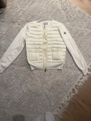 Moncler tricot - Skriv för fler bilder eller frågor 🩷säljer den för jag vill byta stil