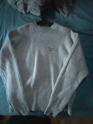 Beige stickad tröja - Stickad tröja i beige, tröjan har rund halsringning, lång ärm och grovstickad struktur. Perfekt för dig som gillar en avslappnad och stilren look. Storlek XS men den sitter som S