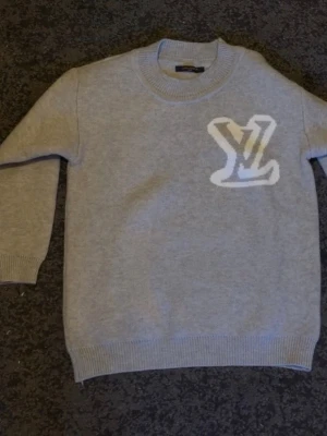 Grå stickad tröja  - Den är S och och oversized, hyfsat  kort i armarna passar inte mig så den skulle nog passa XS också